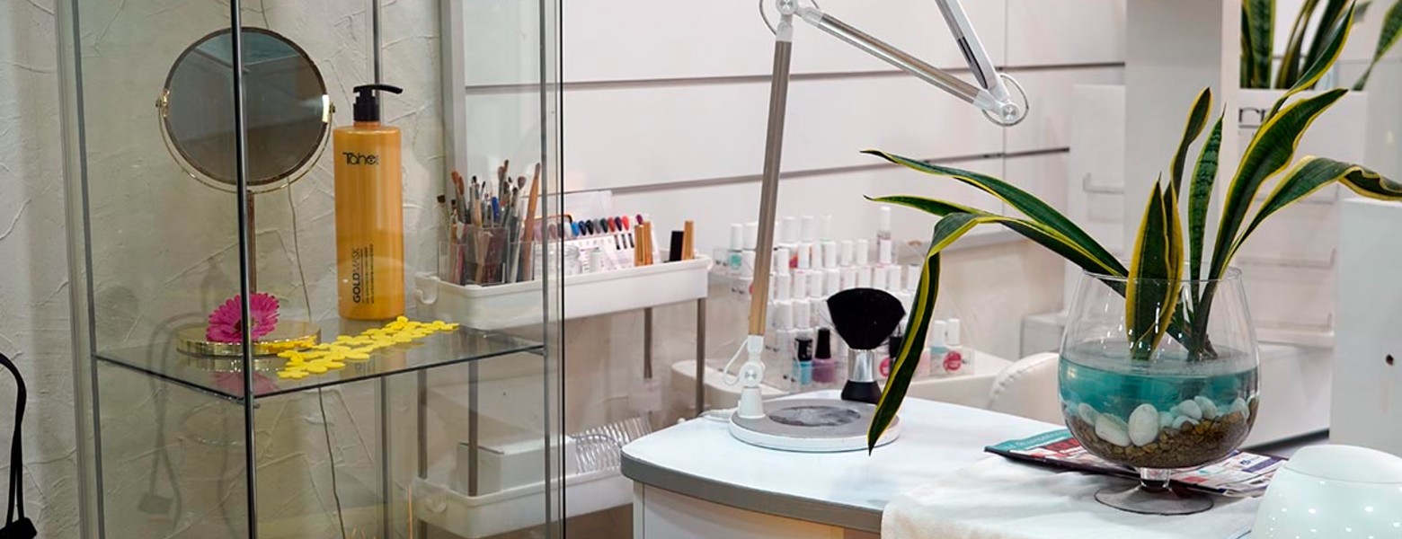 Foto de Iluminación Peluqueria Unisex en Figueres - Imagen 2