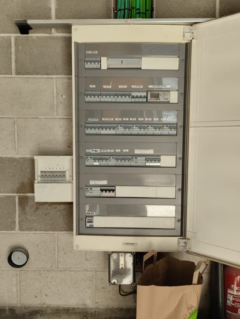 Foto de Energinorte | Electricista en Bizkaia - Instalaciones y reparaciones eléctricas en Barakaldo - Imagen 1