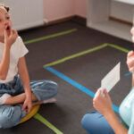 psicologo ayudando nina terapia habla interior