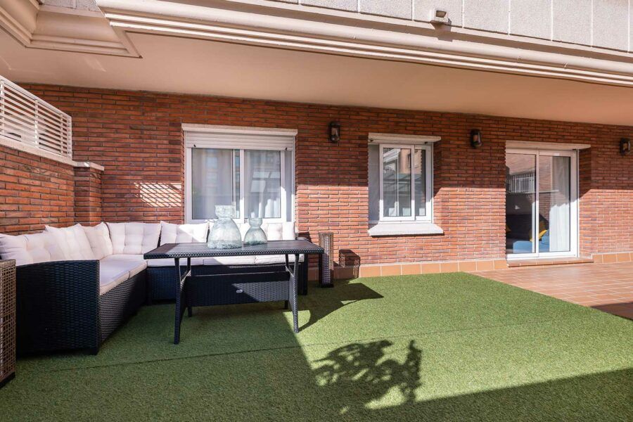 apartamentos napols alojamientos apartamentos barcelona dos habitaciones terraza mesa